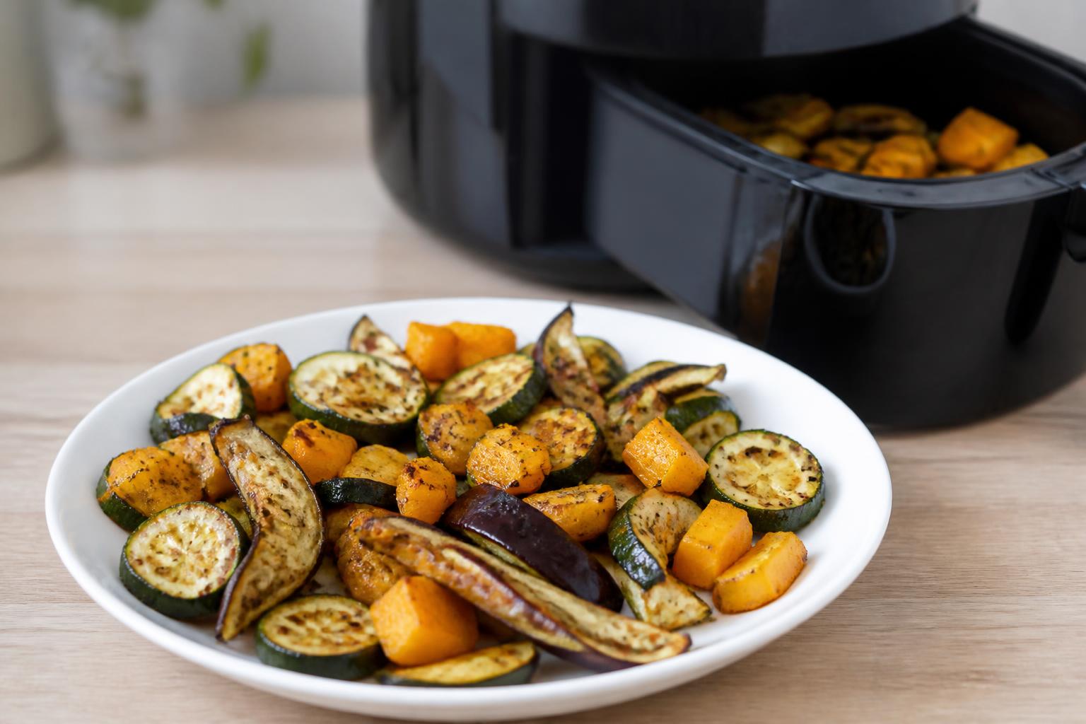 découvrez une recette saine et rapide de légumes à l'air fryer avec courgettes, aubergines et butternut, parfaite pour un repas savoureux et léger.