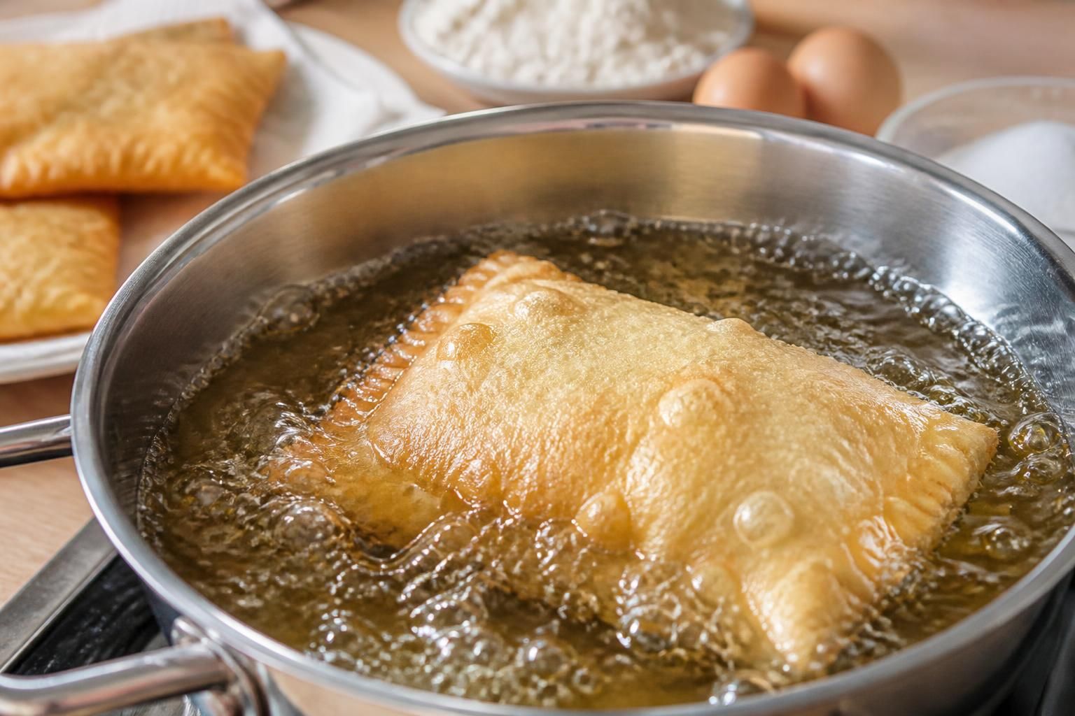 découvrez nos astuces pour faire gonfler parfaitement les merveilles lors de la friture et obtenir une texture légère et croustillante à chaque fois.