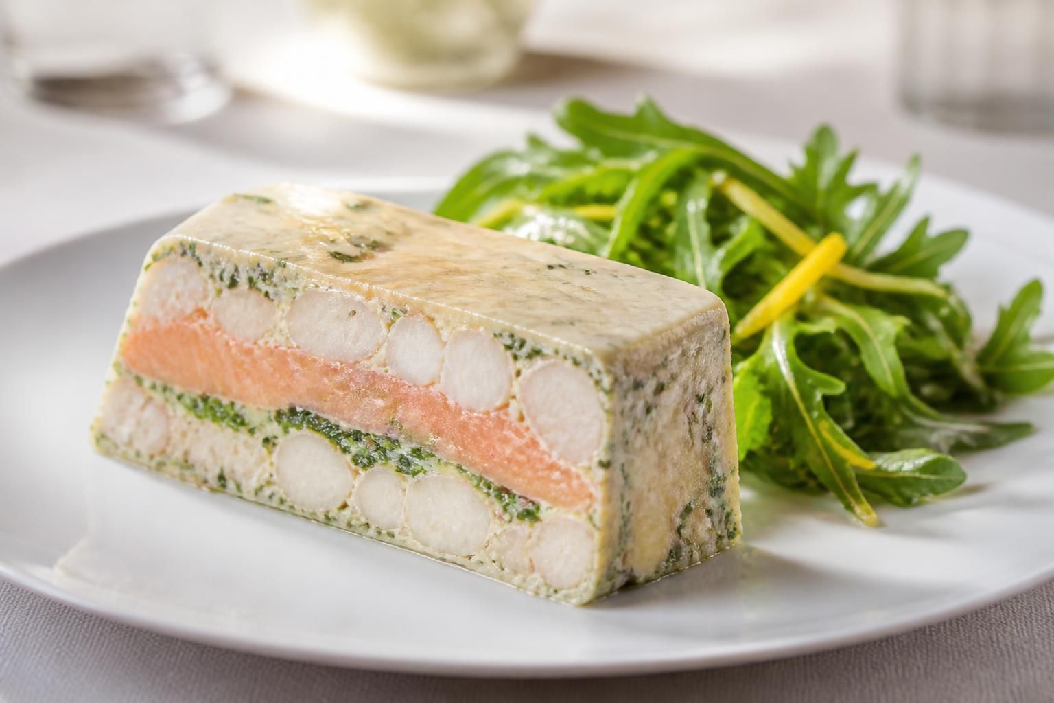 découvrez notre recette facile de terrine de poisson, une entrée économique et élégante qui ravira vos invités en toute simplicité.